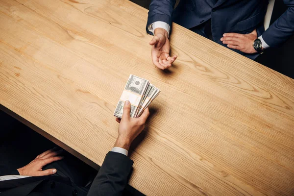 Homem Vista Superior Dando Dinheiro Parceiro Negócios Perto Mesa Madeira — Fotografia de Stock