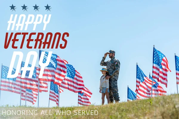 幸せな退役軍人の日とアメリカの旗の近くにかわいい子供と立って軍服の父の選択的な焦点は イラストを務めたすべての人を尊重 — ストック写真