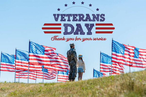 мужчина в военной форме стоя с дочерью рядом с американскими флагами с днем ветеранов, спасибо за вашу службу иллюстрации

