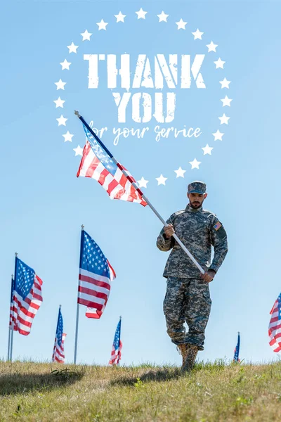英俊的士兵在军装和帽子拿着美国国旗感谢您的服务插图 — 图库照片