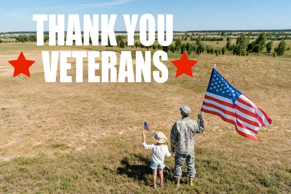 Homem Militar Criança Patriótica Segurando Bandeiras Americanas Com Agradecimento Veteranos — Fotografia de Stock