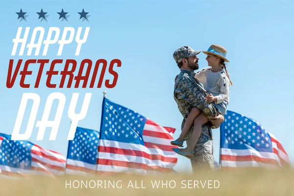幸せな退役軍人の日とアメリカの旗の近くに腕の陽気な子供を保持する軍服の男の選択的な焦点は イラストを務めたすべての人を尊重 — ストック写真