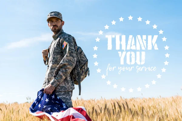 士兵在制服持有美国国旗 而站在外地感谢您的服务插图 — 图库照片