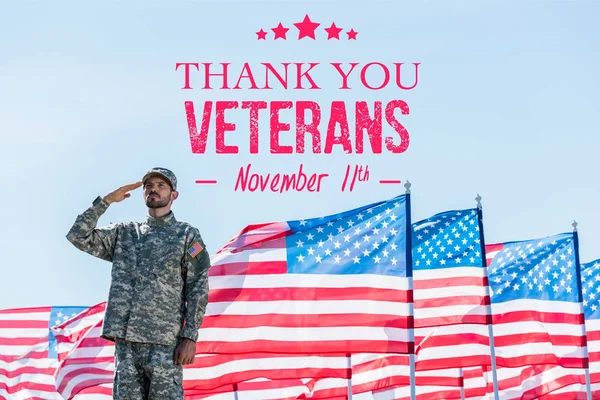 身着军装的爱国士兵向美国国旗附近敬礼 并带有星条旗 并配有感谢老兵插图 — 图库照片