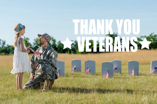 军人在帽子坐在附近的孩子在稻草帽和墓碑在墓地与感谢老兵插图 — 图库照片