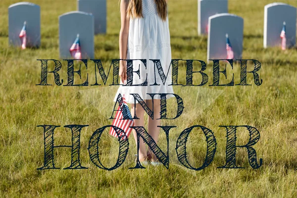 覚えと名誉のイラストとアメリカの旗と墓地に立っている白いドレスの子供のトリミングされたビュー — ストック写真