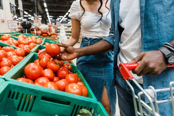 Nyírt Kilátás Afroamerikai Férfi Gazdaság Friss Paradicsom Közelében Lány Szupermarketben — Stock Fotó