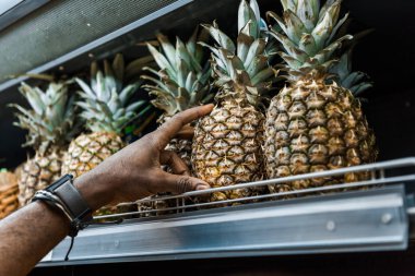 süpermarkette ananas alarak Afrikalı Amerikalı adam seçici odak 