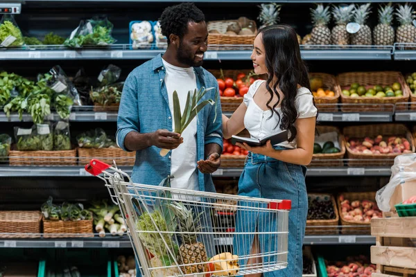 Gelukkig African American Man Holding Leek Buurt Van Aantrekkelijke Aziatische — Stockfoto