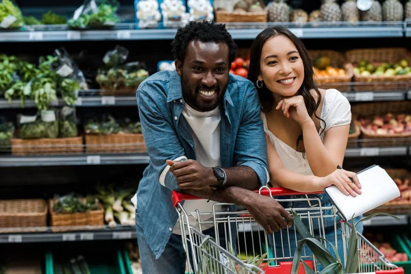 Cheerful Interracial Couple Smiling Supermarket Shopping Cart — Stock Photo, Image