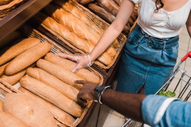 süpermarkette ekmek parmağıile işaret Afrikalı Amerikalı adam kırpılmış görünümü 
