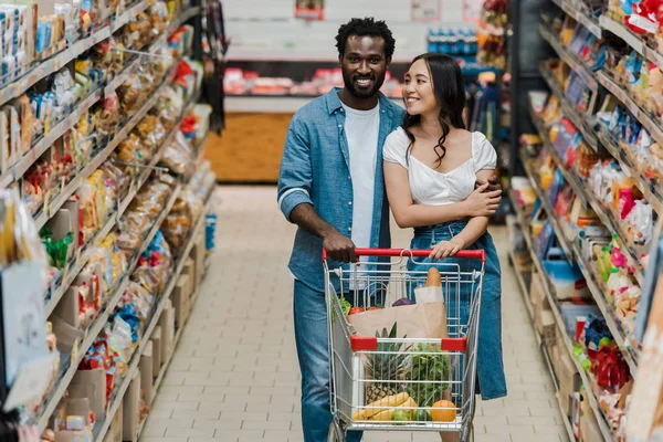 Enfoque Selectivo Mujer Asiática Feliz Hombre Afroamericano Caminando Con Carrito — Foto de Stock