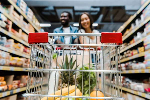 Selective Focus Fruits Shopping Cart Happy Interracial Couple Store — Stock Photo, Image