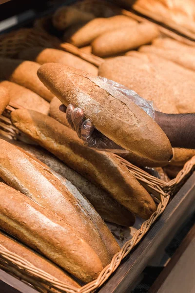 Visão Cortada Homem Afro Americano Segurando Baguete Supermercado — Fotografia de Stock