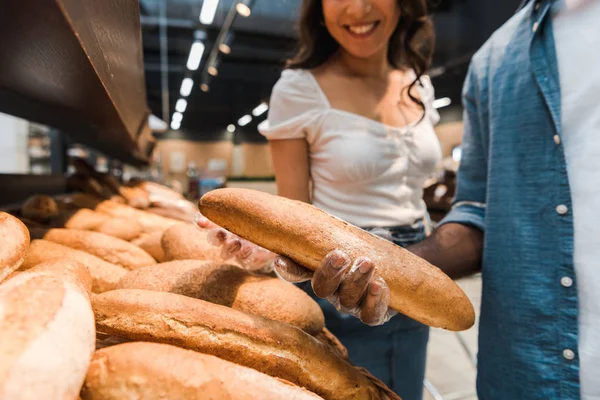 Recortado Africano Americano Hombre Celebración Baguette Cerca Feliz Mujer — Foto de Stock