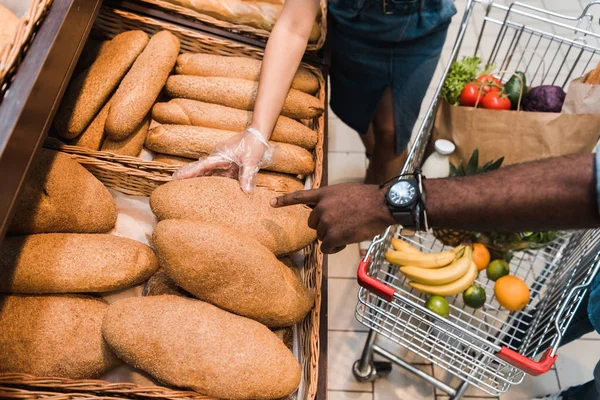 Обрізаний Вид Афроамериканця Який Вказує Пальцем Хліб Магазині — стокове фото