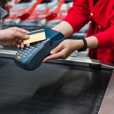 süpermarkette kadın yakınında kredi kartı ile ödeme adam kırpılmış görünümü 