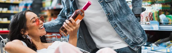 Tiro Panorámico Chica Asiática Feliz Gafas Sol Sosteniendo Botella Con —  Fotos de Stock