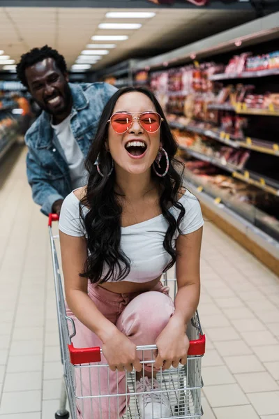 Enfoque Selectivo Excitado Chica Asiática Gafas Sol Sentado Carrito Compra — Foto de Stock