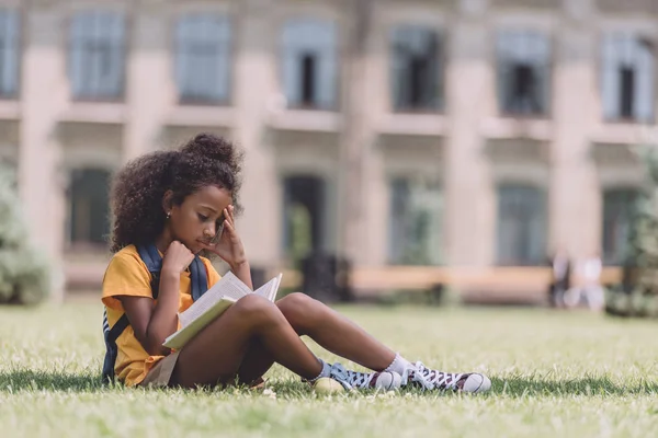 Concentrato Africano Americano Studentessa Lettura Libro Mentre Seduto Sul Prato — Foto Stock