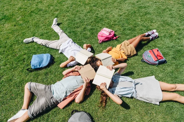 Vista Dall Alto Quattro Scolari Multiculturali Sdraiati Sul Prato Vicino — Foto Stock