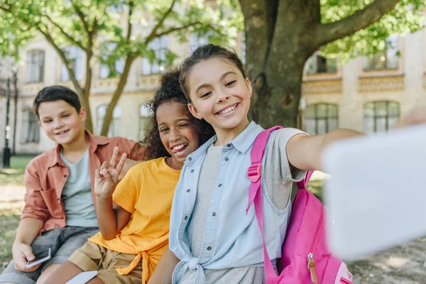 Allegra Studentessa Che Prende Selfie Con Amici Multiculturali Mentre Siede — Foto Stock