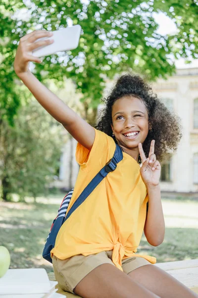 Fröhliche Afrikanisch Amerikanische Schülerin Macht Selfie Und Zeigt Siegergeste Während — Stockfoto