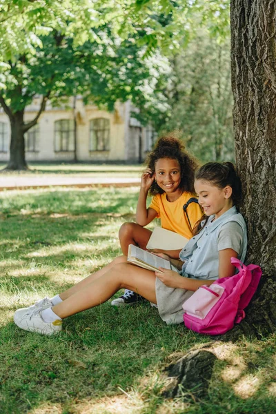 Due Studentesse Multiculturali Che Leggono Libri Seduti Sul Prato Sotto — Foto Stock