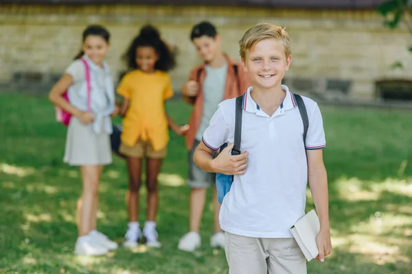 Selektiv Fokus Söt Skolpojke Leende Kameran När Står Nära Multietniska — Stockfoto