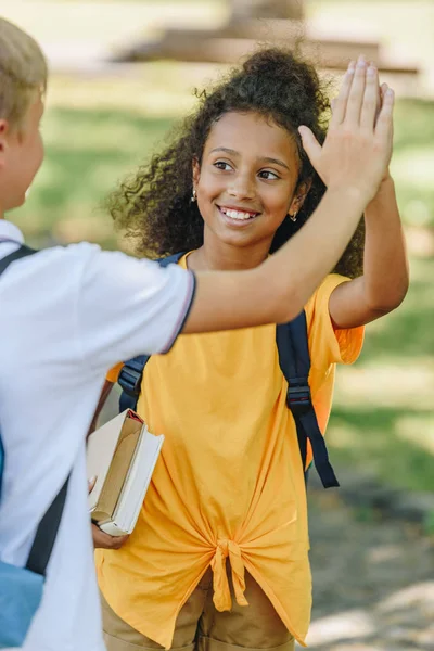 Vrolijke African American Schoolmeisje Geeft Hoge Vijf Aan Multi Etnische — Stockfoto