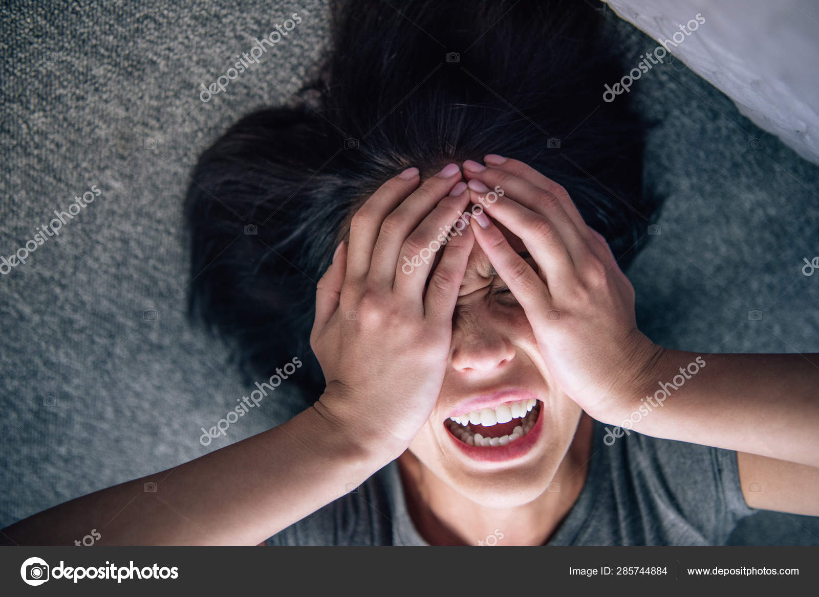落ち込んだ孤独なブルネットの女性が手で顔を覆い 自宅で泣いている ストック写真 C Haydmitriy