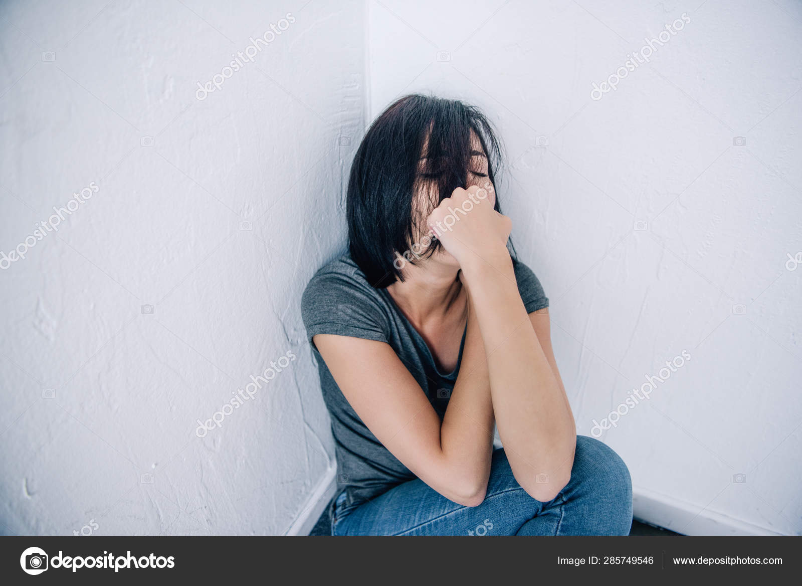自宅で座って口を覆う落ち込んだブルネットの女性 ストック写真 C Haydmitriy 自宅で座って口を覆う落ち込んだブルネットの女性 ストック写真 C Haydmitriy
