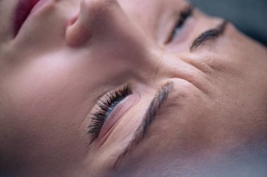 evde güzel depresif kadın yakından görünümü