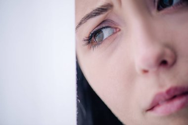 depresif esmer kadın kopya alanı ile evde uzağa bakıyor