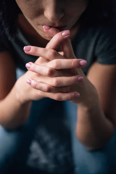 Vista Cortada Mulher Deprimida Com Mãos Apertadas Casa — Fotografia de Stock