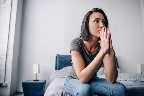 Belle Femme Déprimée Assise Sur Lit Couvrant Bouche Maison — Photo