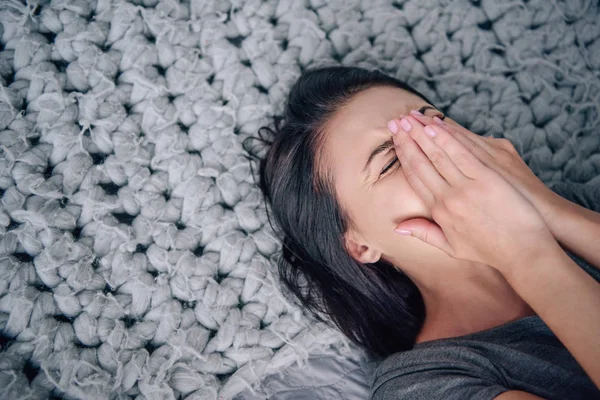 Hermosa Mujer Deprimida Acostada Cama Llorando Casa — Foto de Stock