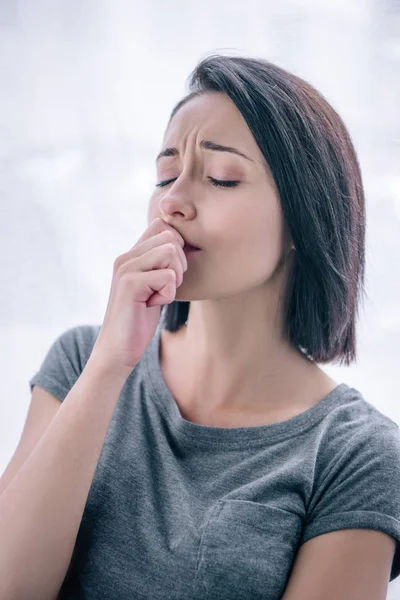 Schöne Aufgebrachte Frau Bedeckt Mund Hause — Stockfoto