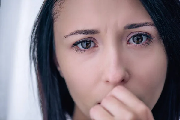 Mooie Depressieve Vrouw Kijkt Naar Camera Thuis — Stockfoto