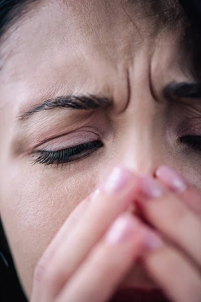 Κοντινό Εικόνα Της Όμορφης Κατάθλιψη Γυναίκα Καλύπτοντας Στόμα Στο Σπίτι — Φωτογραφία Αρχείου