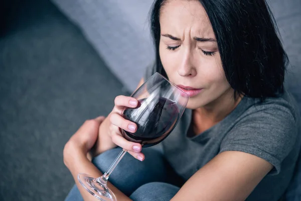 Schöne Depressive Frau Die Hause Wein Trinkt — Stockfoto