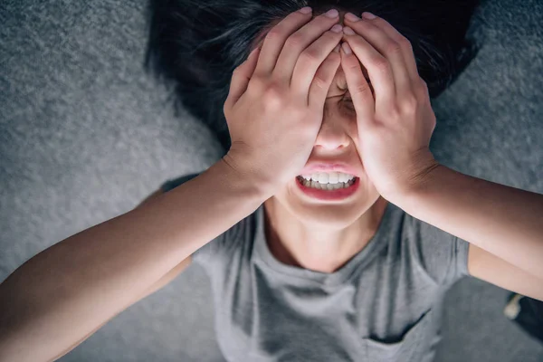 Depresso Solitario Bruna Donna Che Copre Viso Con Mani Casa — Foto Stock