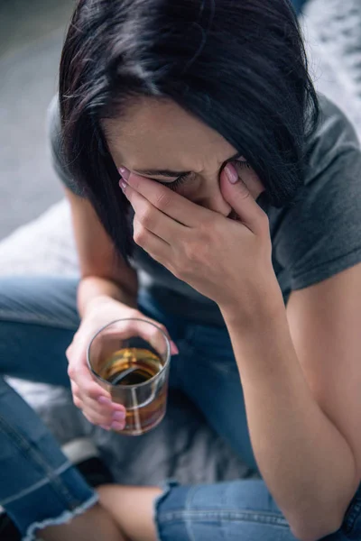 自宅で泣いているウイスキーグラスを持つうつ病の女性 — ストック写真