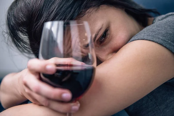 Selectieve Focus Van Depressieve Eenzame Vrouw Met Wijn Glas Thuis — Stockfoto