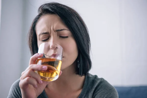 Magányos Depressziós Nőt Iszik Whiskyt Otthon — Stock Fotó