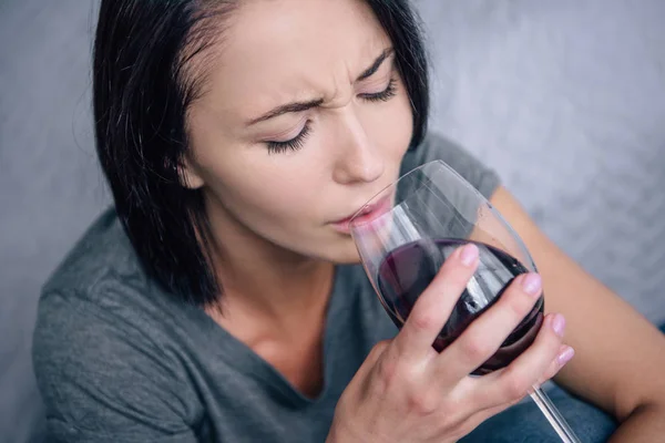 Μοναχική Αναστατωμένη Γυναίκα Πίνοντας Κρασί Στο Σπίτι — Φωτογραφία Αρχείου