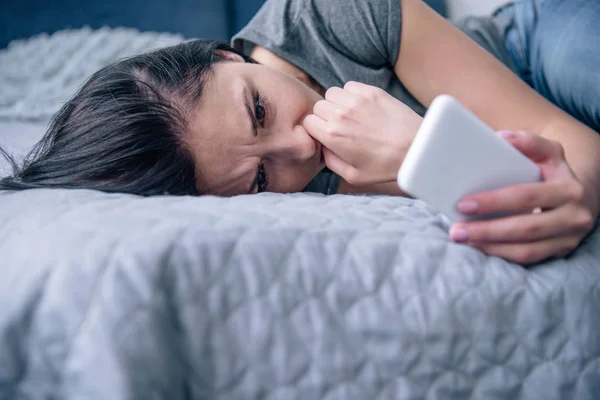 Μοναχική Αναστατωμένη Γυναίκα Στο Κρεβάτι Χρησιμοποιώντας Smartphone Στο Υπνοδωμάτιο — Φωτογραφία Αρχείου