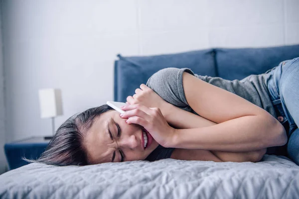 Μοναχική Κατάθλιψη Γυναίκα Στο Κρεβάτι Μιλάει Στο Smartphone Στο Υπνοδωμάτιο — Φωτογραφία Αρχείου