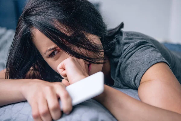 Yatak Odasında Akıllı Telefon Ile Yatakta Ağlayan Yalnız Depresif Kadın — Stok fotoğraf