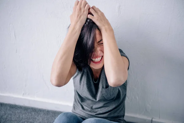 Frustrato Bruna Donna Con Mani Sulla Testa Casa — Foto Stock